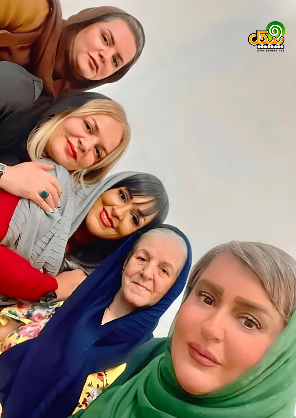 نعیمه نظام دوست و مادر و خواهرهایش